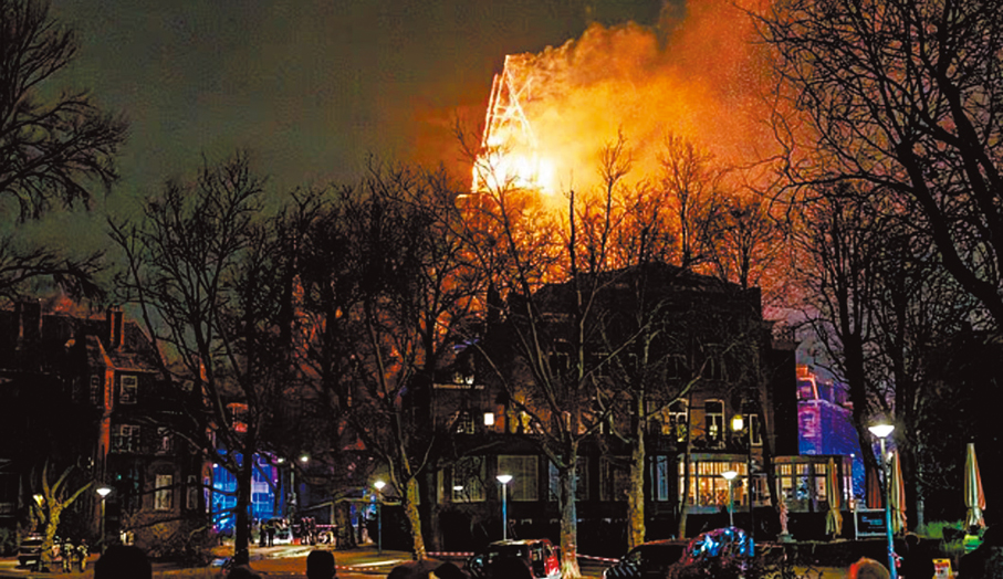 ●馮德爾教堂起火。網上圖片