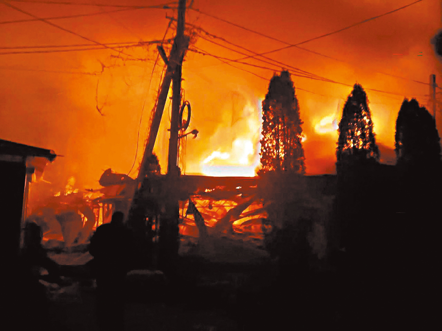 ●酒店遇襲後發生大火。法新社