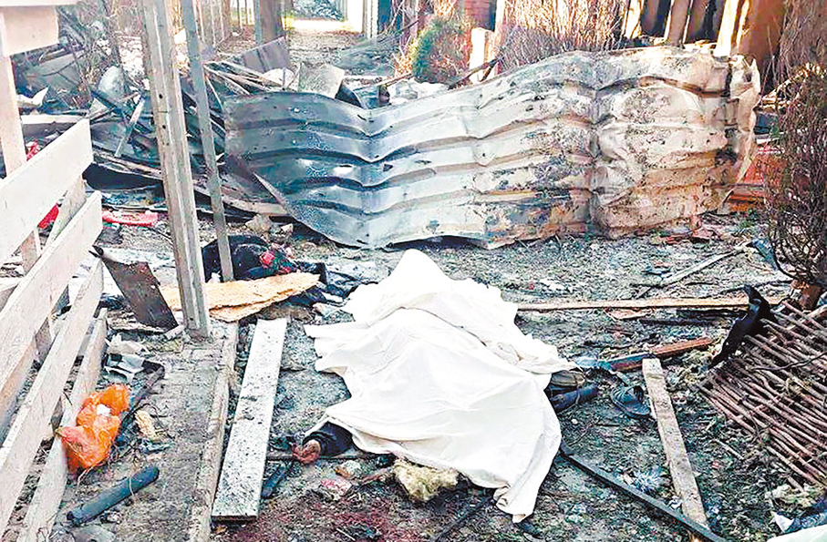 ●一名平民當場喪生，被白布覆蓋。法新社