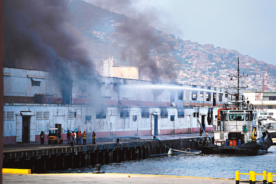 ●拉瓜伊拉港一個碼頭被轟炸後起火。美聯社