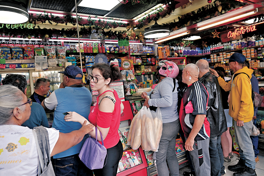 ●委國局勢緊張，民眾搶購食物。 路透社