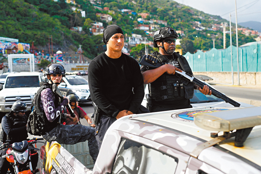 ●委國警察在拉瓜伊拉巡邏。 美聯社