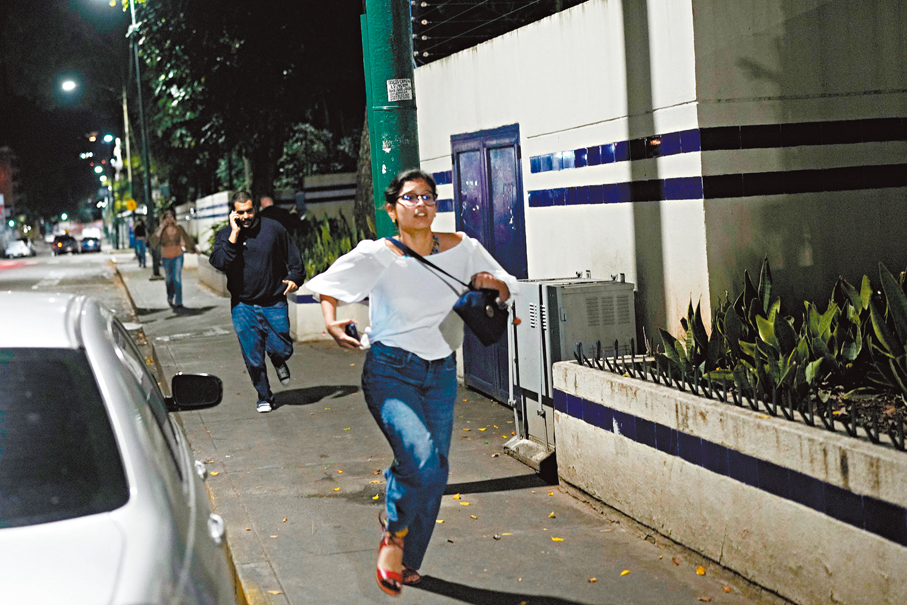 ●加拉加斯市民倉皇走避。 美聯社