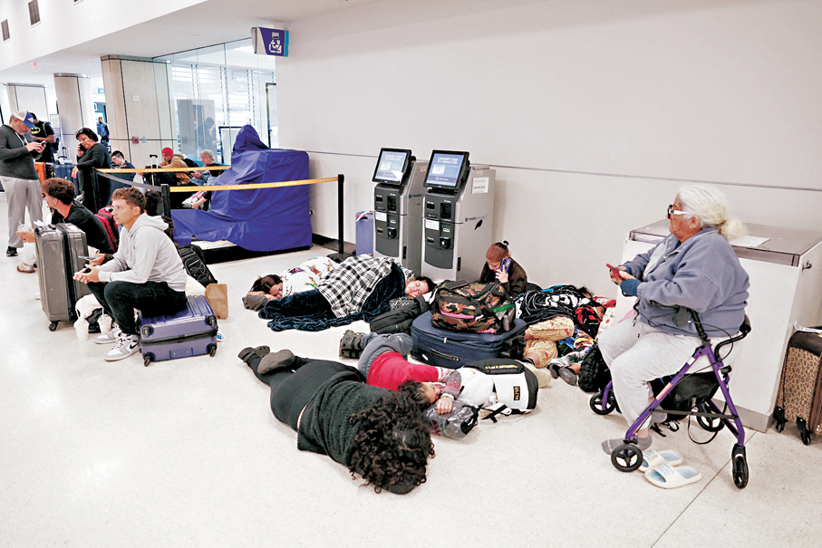 ●由於領空關閉導致班機受阻，波多黎各乘客在當地機場等候。 路透社