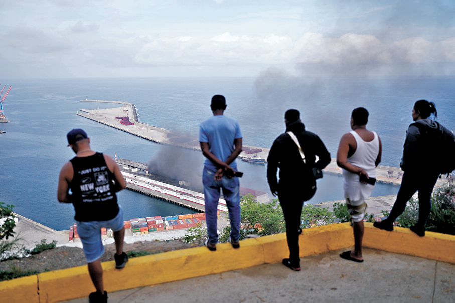 ●委內瑞拉港口遇襲後冒出濃烈黑煙。美聯社