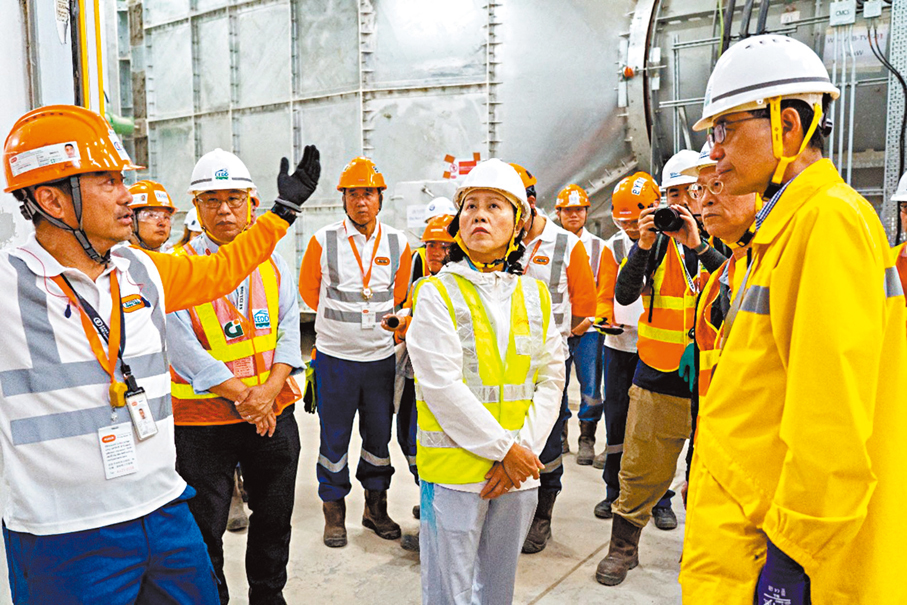 ●陳美寶日前與團隊到中九龍繞道（九龍灣段）現場視察工程進度，力爭整條六號幹線在今年內開通。 陳美寶網誌圖片