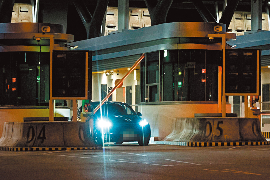 ●粵車南下入境市區部分於去年12月23日凌晨起實施，有車主急不及待於當日凌晨進入香港。 陳美寶網誌圖片
