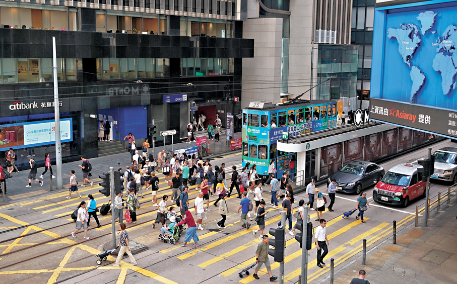 ●香港政界人士和各大政團昨日表示，大家將立足自身專業，與特區政府把握機遇，對接「十五五」規劃，推動香港更好融入國家發展大局。圖為金融區中環鬧市景象。 資料圖片