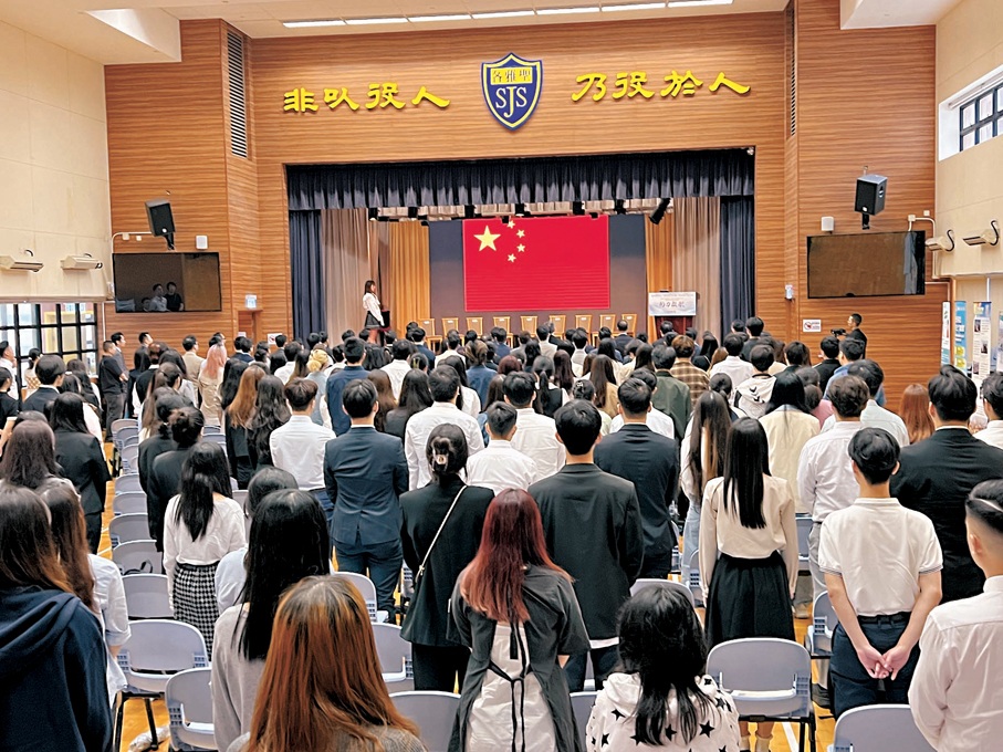 ●有人大代表指，青年未來是香港揚帆遠航的深厚力量，香港社會需持續增進愛國愛港共識。圖為港青在一項活動開始前肅立進行莊嚴的奏唱國歌環節。 資料圖片