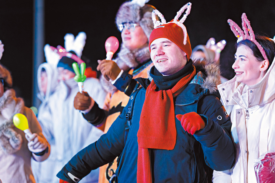 ●中俄民眾齊聚一堂，在冰雪中歡慶新年。 香港文匯報記者于海江  攝