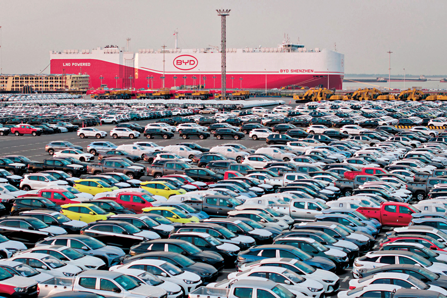 ●比亞迪1月1日發布數據顯示，2025年電動汽車銷量年增28%，達226萬輛。圖為等待裝船出口的比亞迪車輛。 法新社