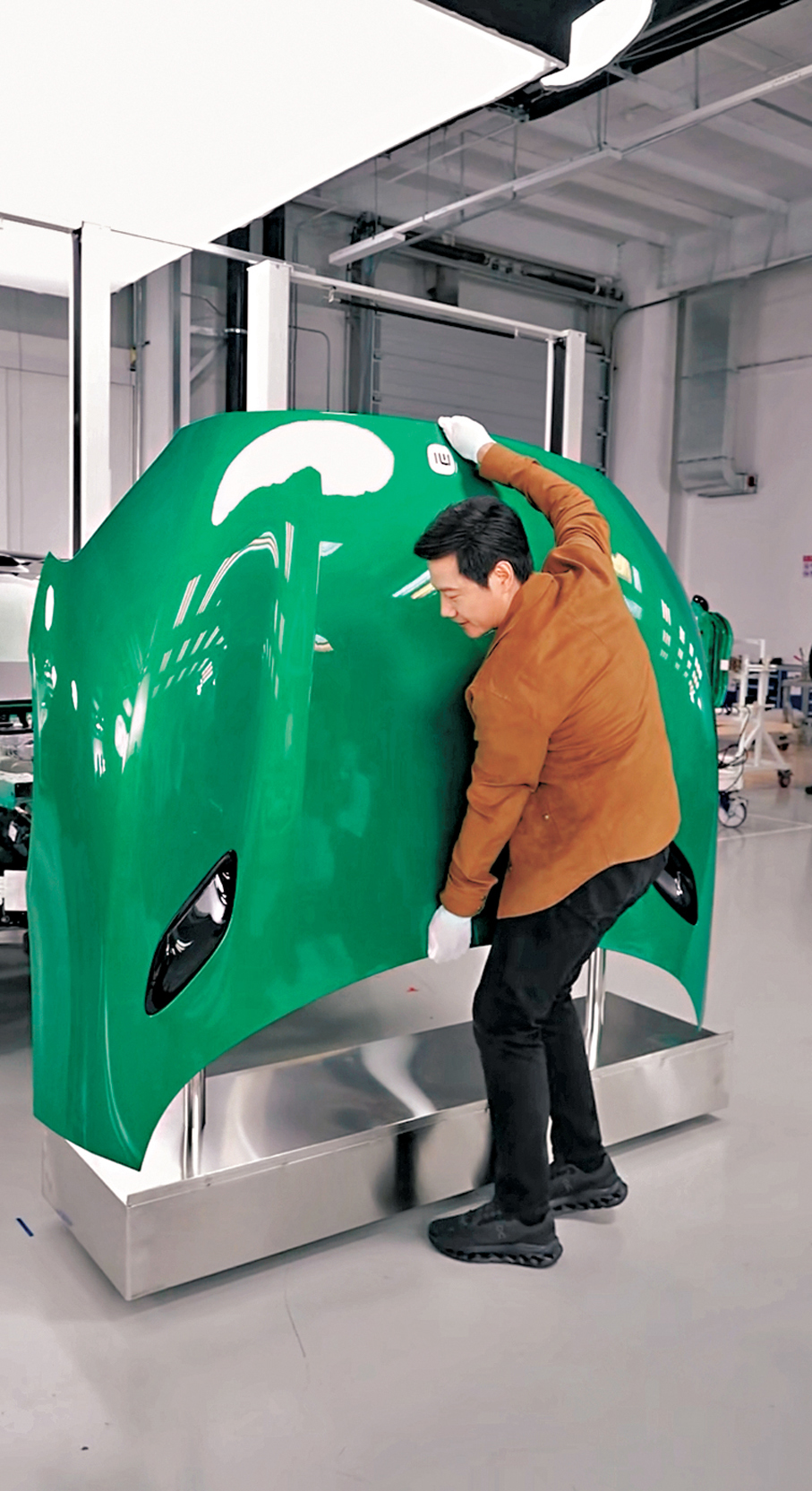 ●雷軍在直播中搬起小米YU7的車前蓋，這種鋁製新材料車前蓋比傳統材料輕便很多。視頻截圖
