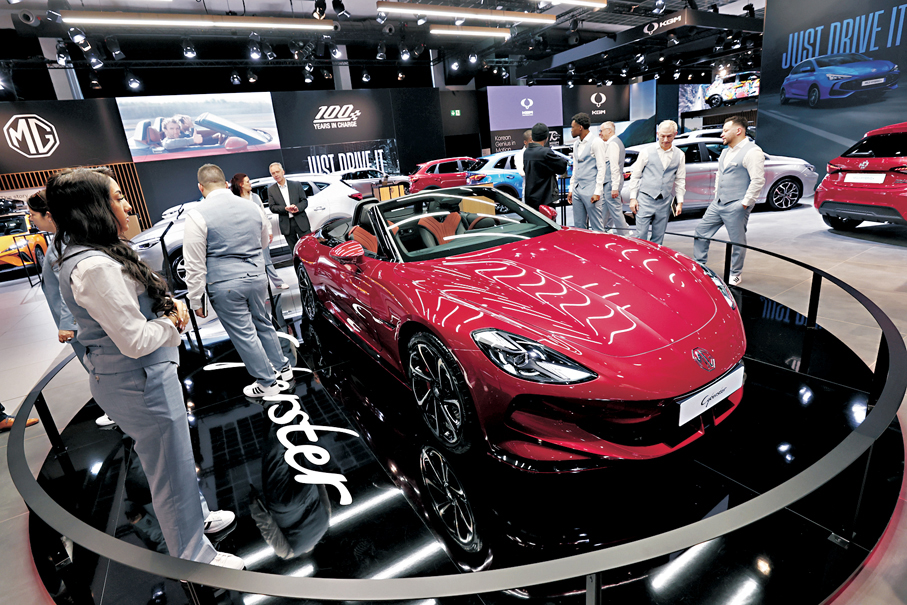 ●2025布魯塞爾車展上，工作人員在上汽名爵汽車展區交流。 資料圖片