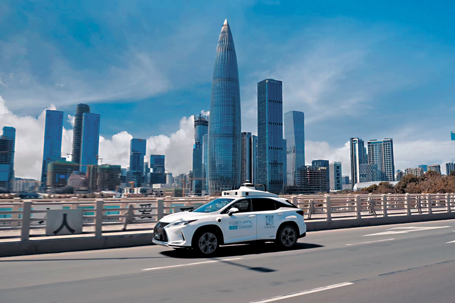 ●內地正積極推進智能駕駛測試，圖為小馬智行全無人車輛正在深圳街道行駛。 資料圖片