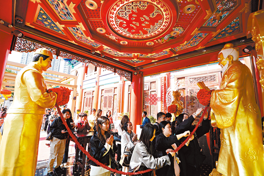 ●善信進行「手印結紅線」的參拜儀式。 香港文匯報記者曾興偉  攝