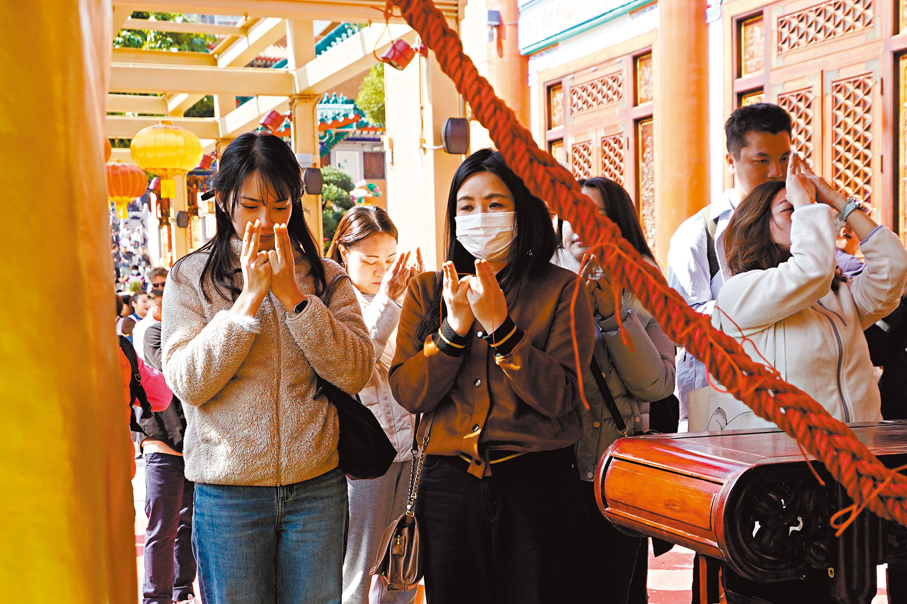 ●善信進行「手印結紅線」的參拜儀式。 香港文匯報記者曾興偉  攝