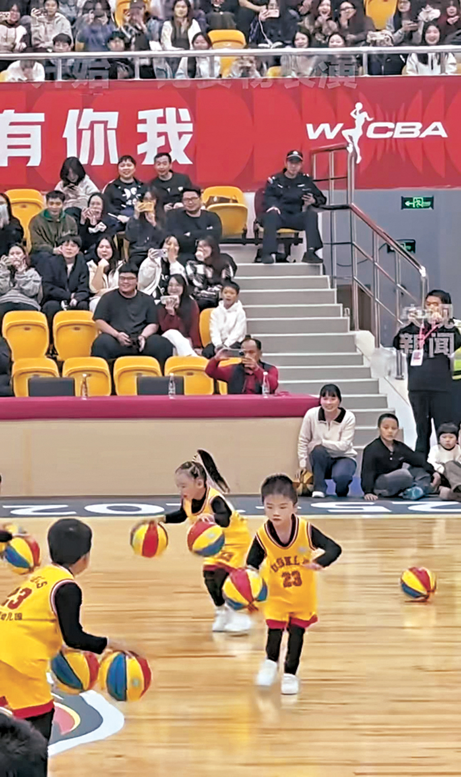 ●籃球滾落的瞬間，他的第一反應不是跑去撿球，而是配合節拍繼續「無實物表演」。 網上圖片