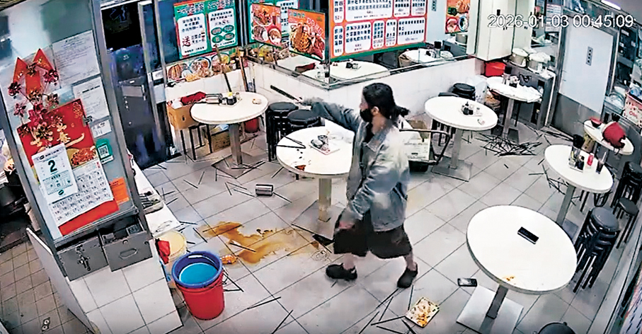 ●女食客突然情緒失控，衝入廚房拿出剪刀和菜刀揮舞。視頻截圖