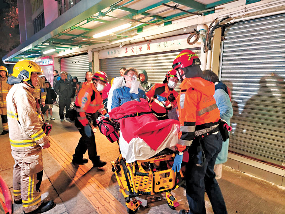 ●有傷者送院時需戴上氧氣罩協助呼吸。