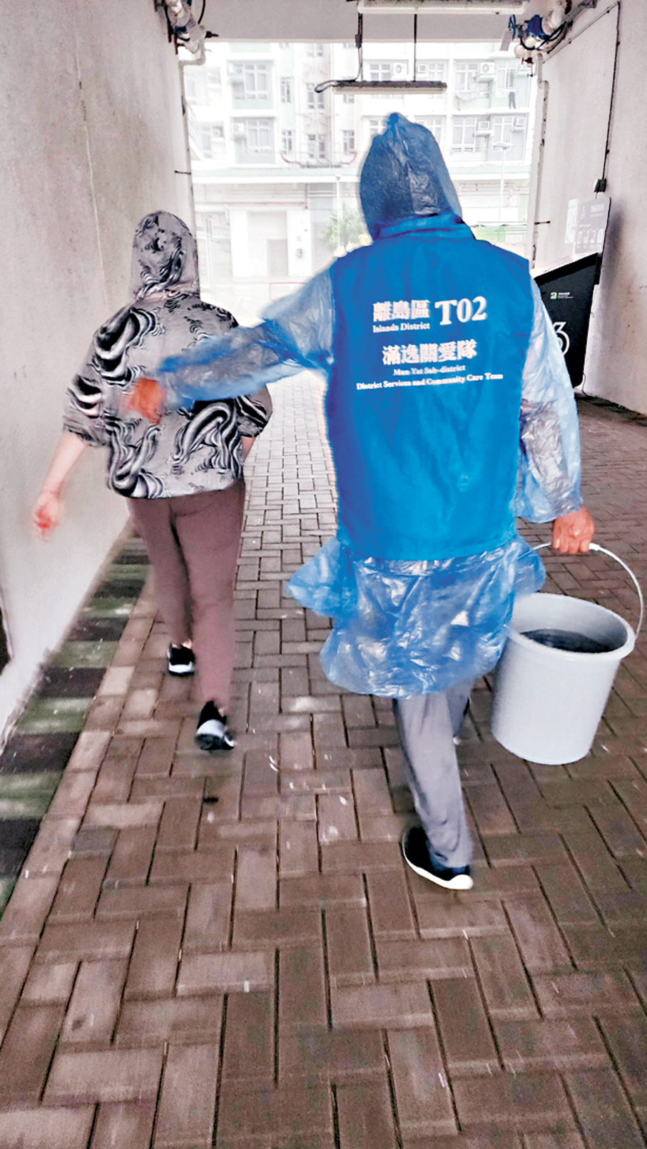 ●滿逸關愛隊義工為有需要人士運送食水。作者供圖