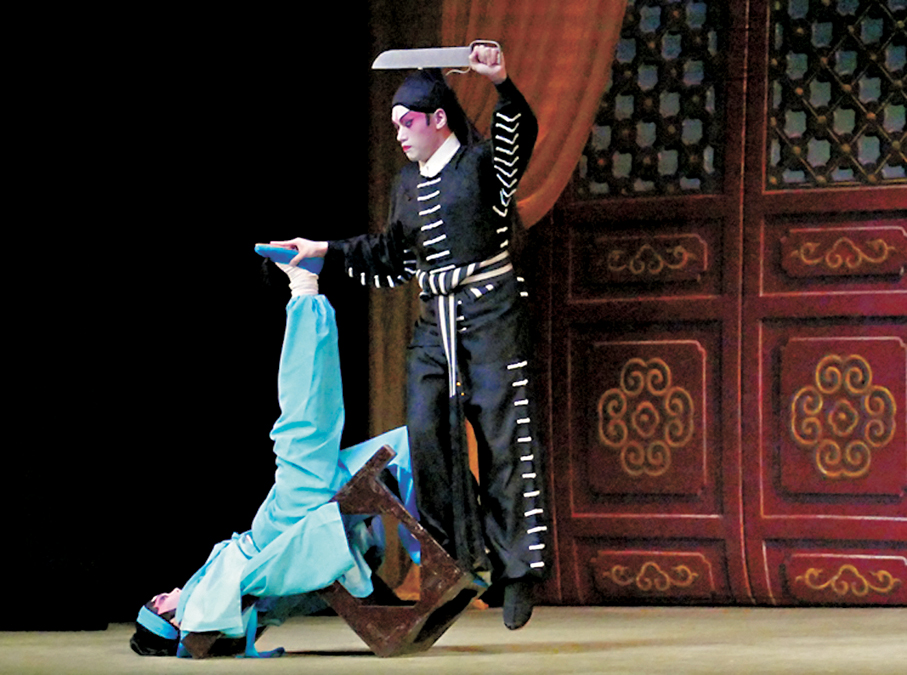 ●譚穎倫與曉瑜在《枇杷山上英雄血》一劇中分飾關文虎及小菊，圖為「殺嫂」一段戲中椅子功的精彩演繹。