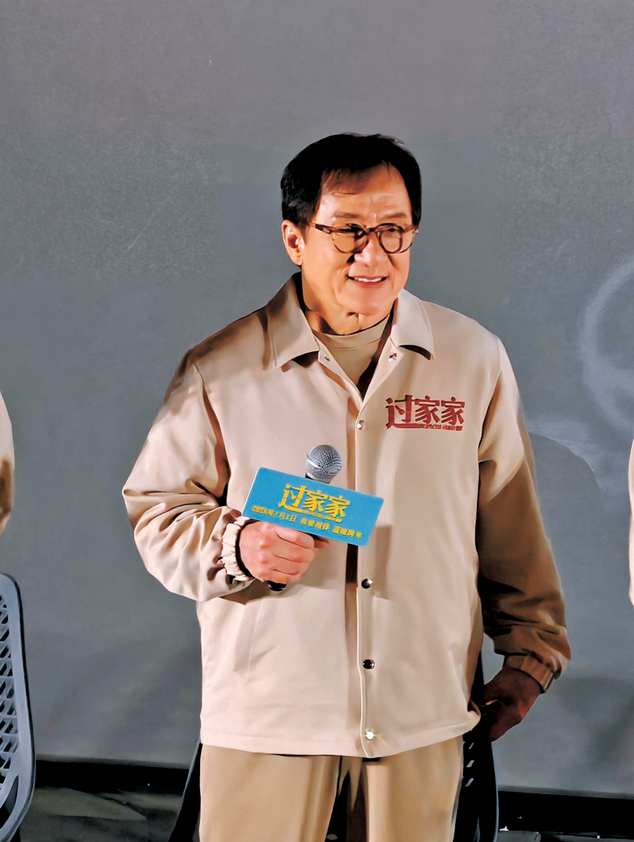 ●成龍到廣州用粵語祝福影迷。香港文匯報記者胡若璋  攝