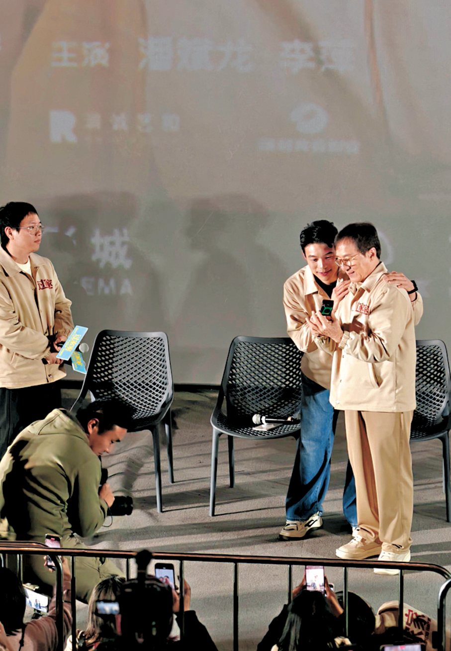 ●成龍拿出自己的相機想要留影紀念。香港文匯報記者胡若璋  攝