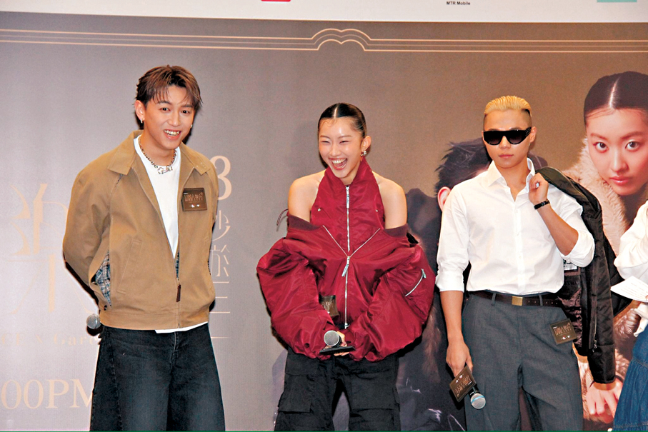 ●陳康堤有兩位師兄傍實，放鬆大笑。香港文匯報記者達里  攝