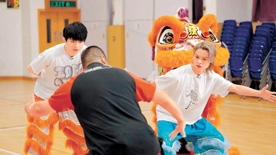 ●學過功夫的Tiger(右)很快上手。