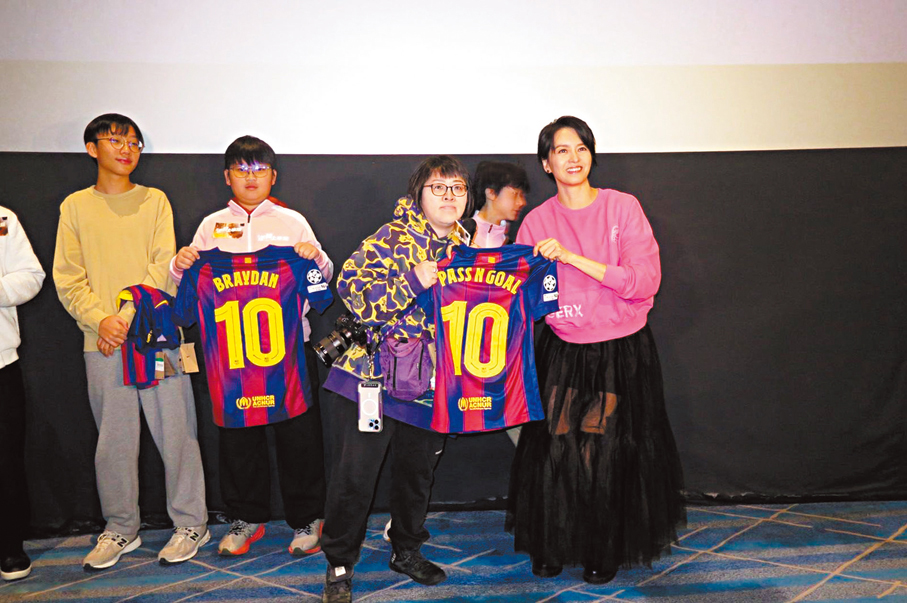 ●梁詠琪買了印有小演員英文名的球衣送給他們。  香港文匯報記者阿祖 攝