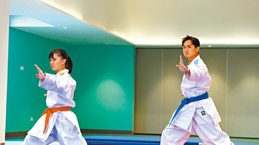 ●鄭俊弘（右）打空手道「形」有型有格。