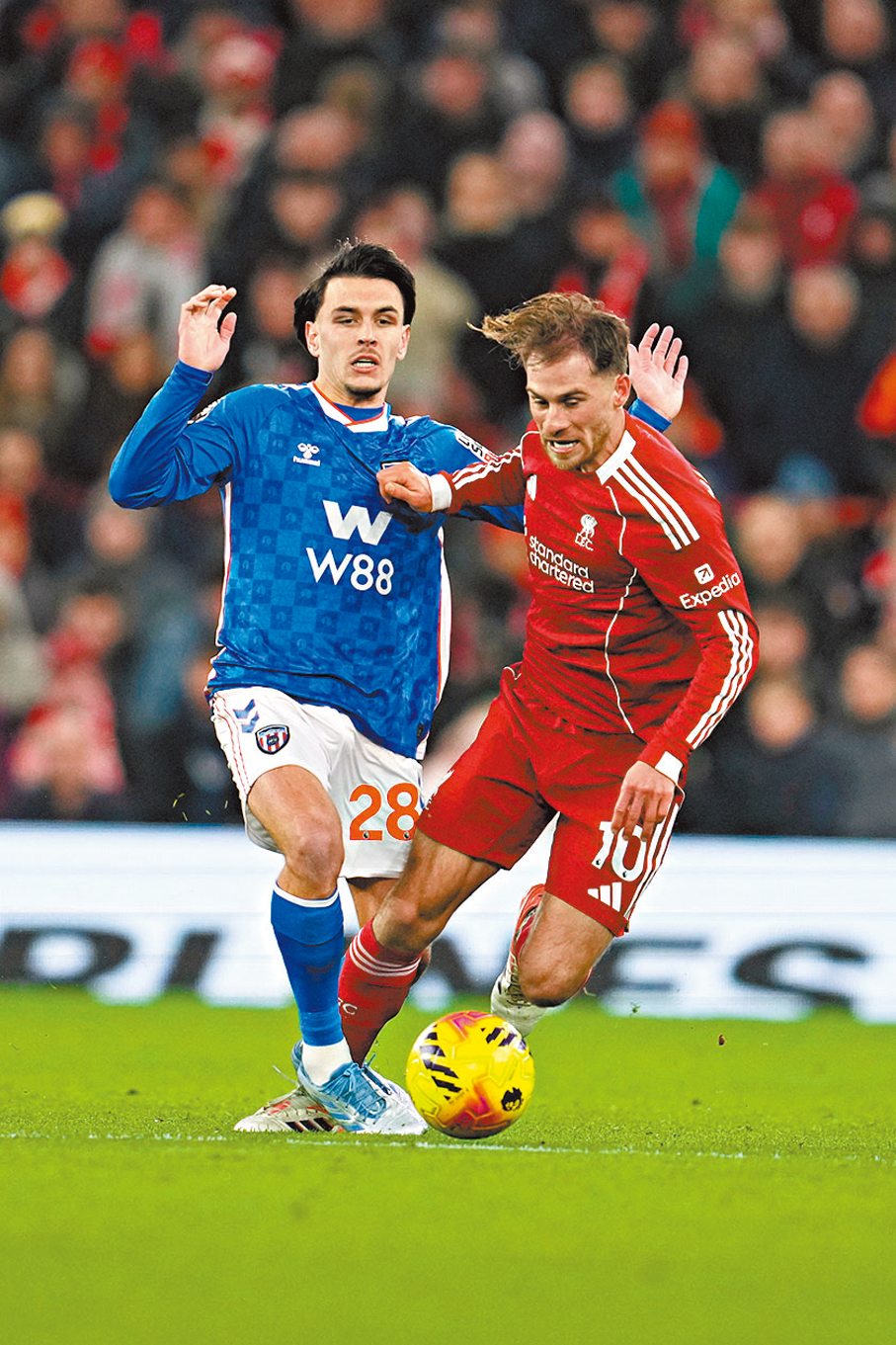 ●紅軍中場阿歷斯麥亞里士打（右）有望今仗復任正選。 資料圖片