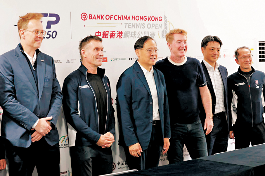 ●中國香港網球總會會長鄭明哲（中）出席抽籤儀式。 香港文匯報記者郭正謙  攝