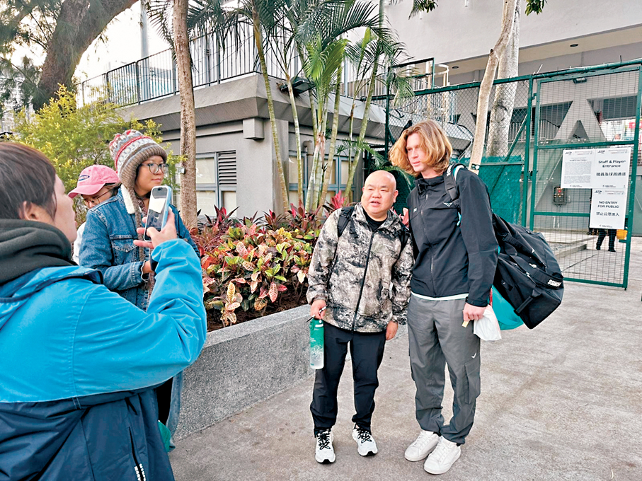 ●盧布列夫表現親民，對球迷合照有求必應。 香港文匯報記者郭正謙  攝