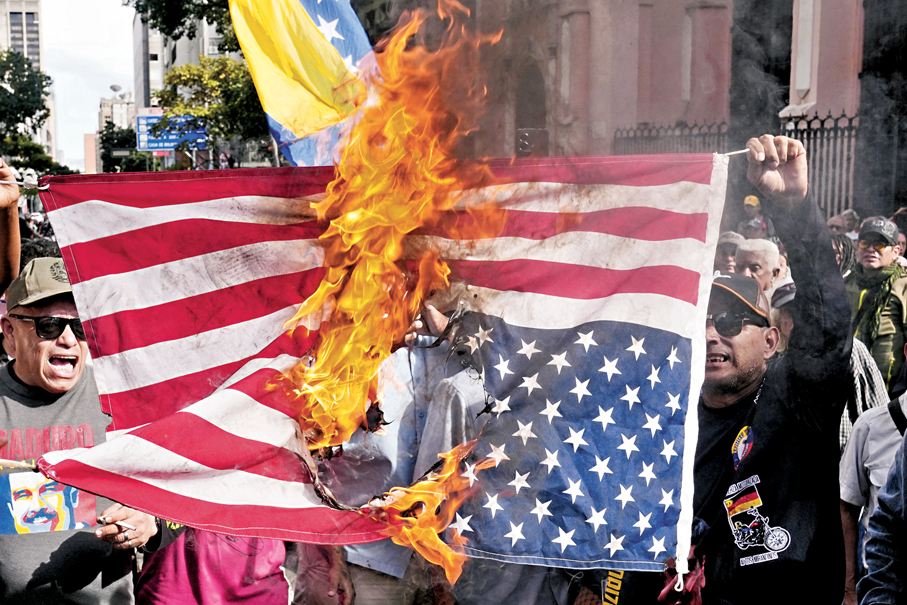 ●委內瑞拉政府支持者在加拉加斯焚燒美國國旗。 美聯社