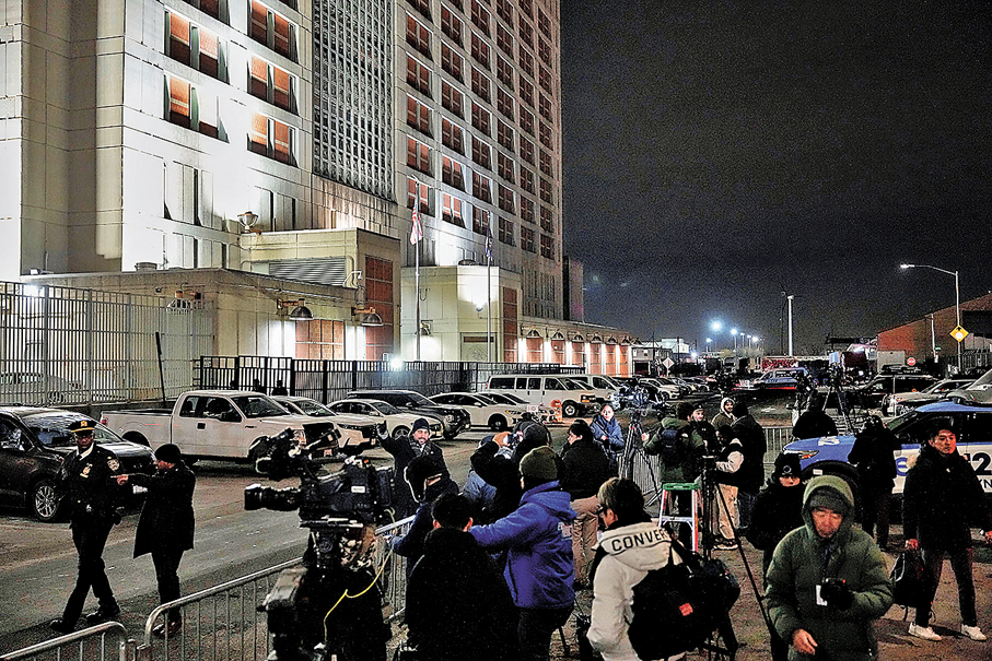 ●馬杜羅被送到紐約大都會拘留中心，大批記者在場守候。 美聯社