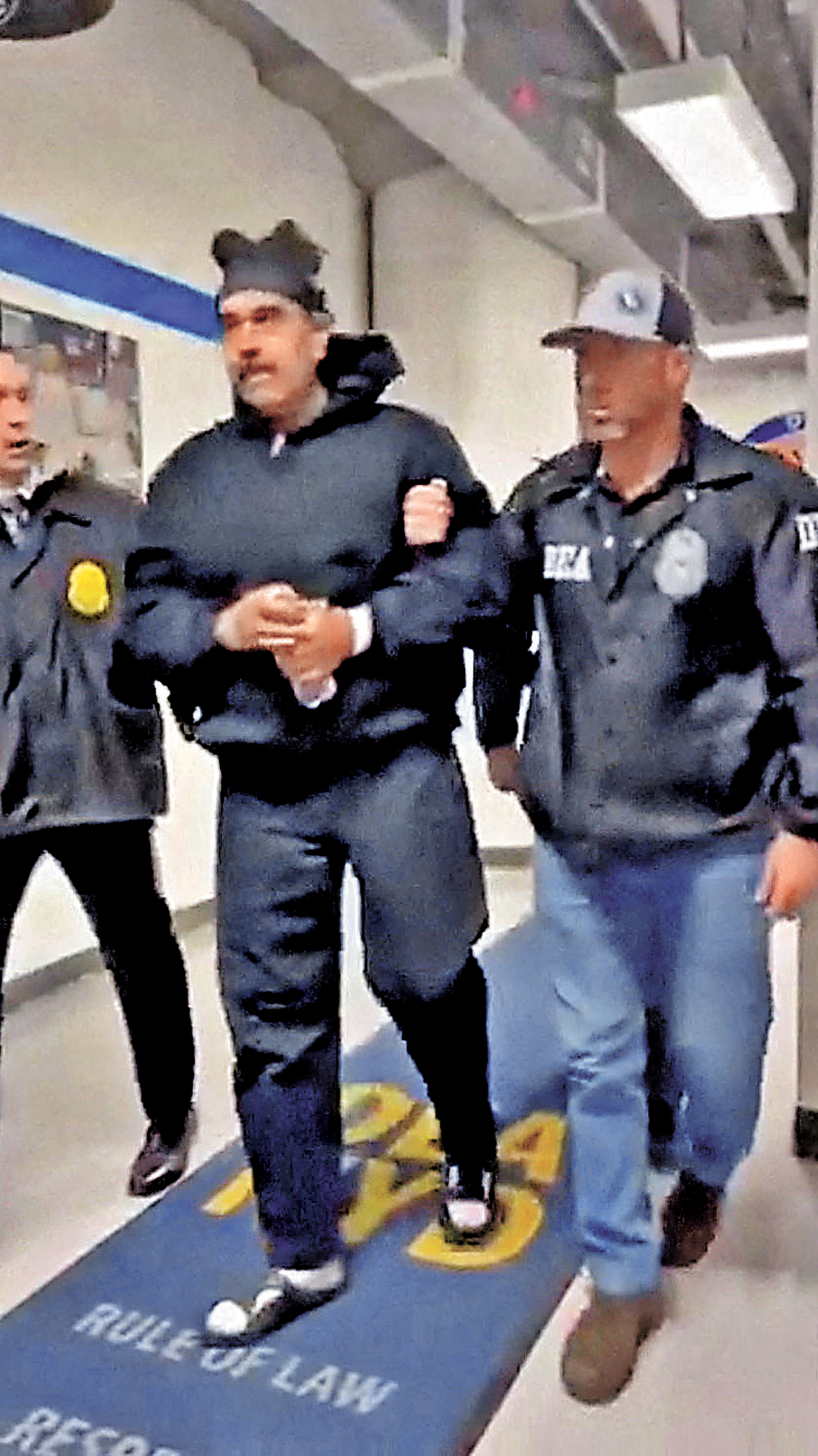 ●馬杜羅（左）戴着手銬。 路透社