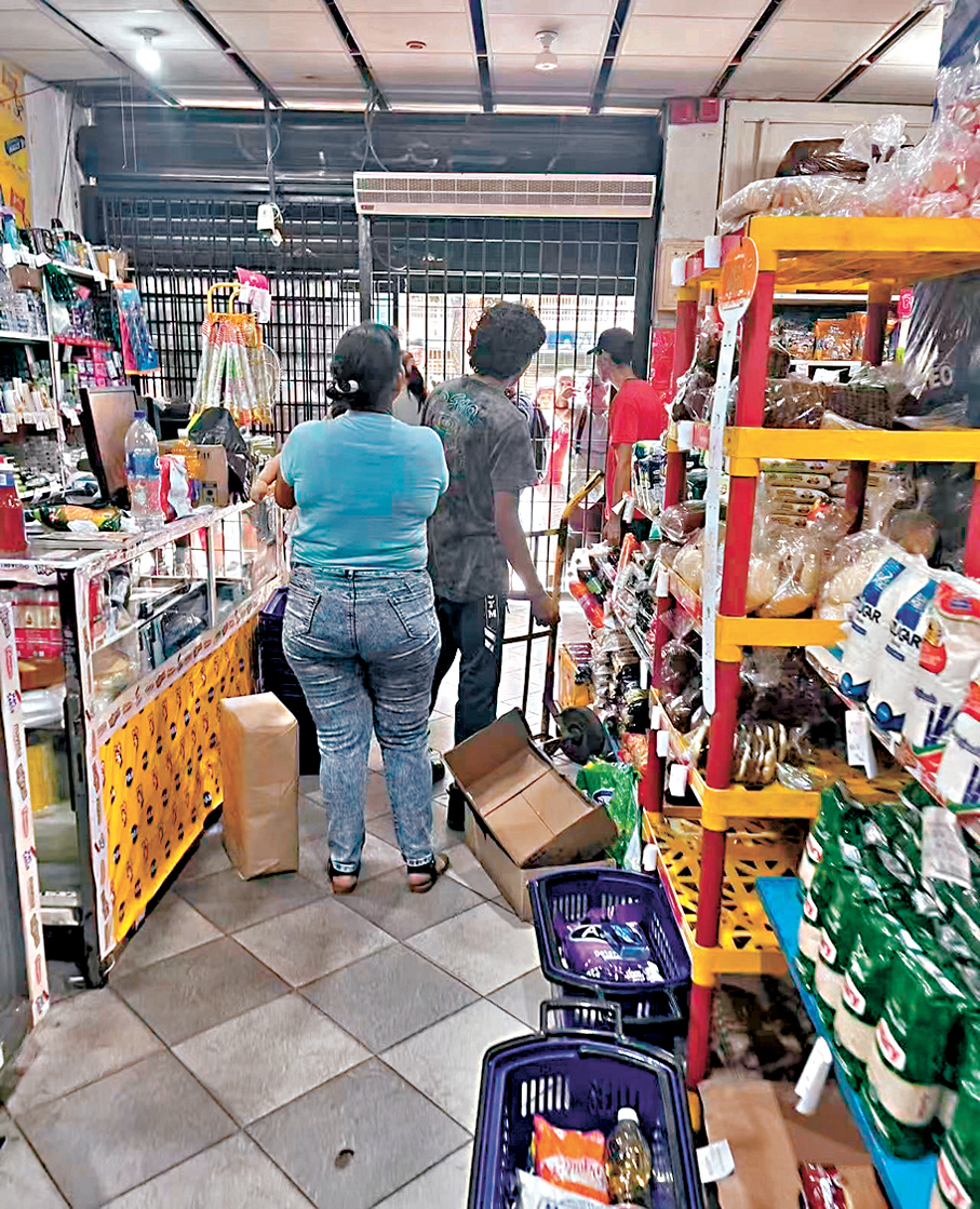 ●民眾在委內瑞拉超市購物。 受訪者供圖