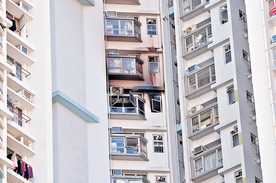 ●起火單位焚毀，外牆燻黑。 香港文匯報記者劉友光  攝