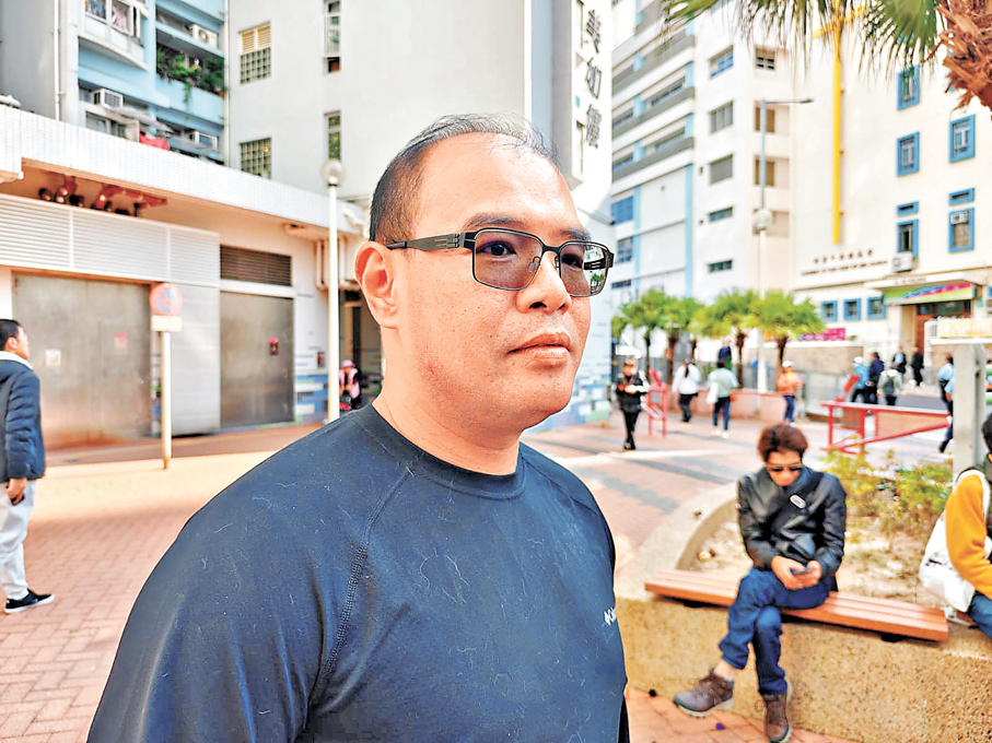 ●周先生指街坊救火時未打爛火警鐘掣破璃，不熟運作。 香港文匯報記者劉友光  攝