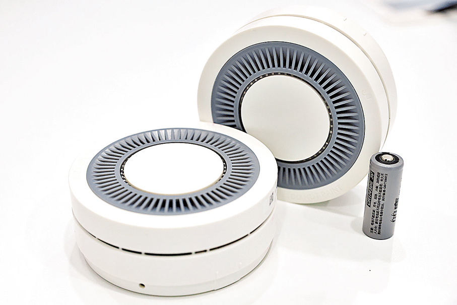 ●FireAlert核心裝置無需插電及布線，可快速安裝在牆面。 香港文匯報記者黃艾力  攝