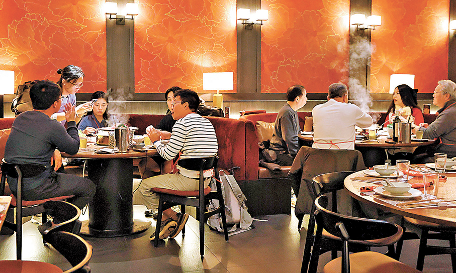 ●香港近日天氣寒冷，火鍋店生意急升。 香港文匯報記者黃艾力  攝