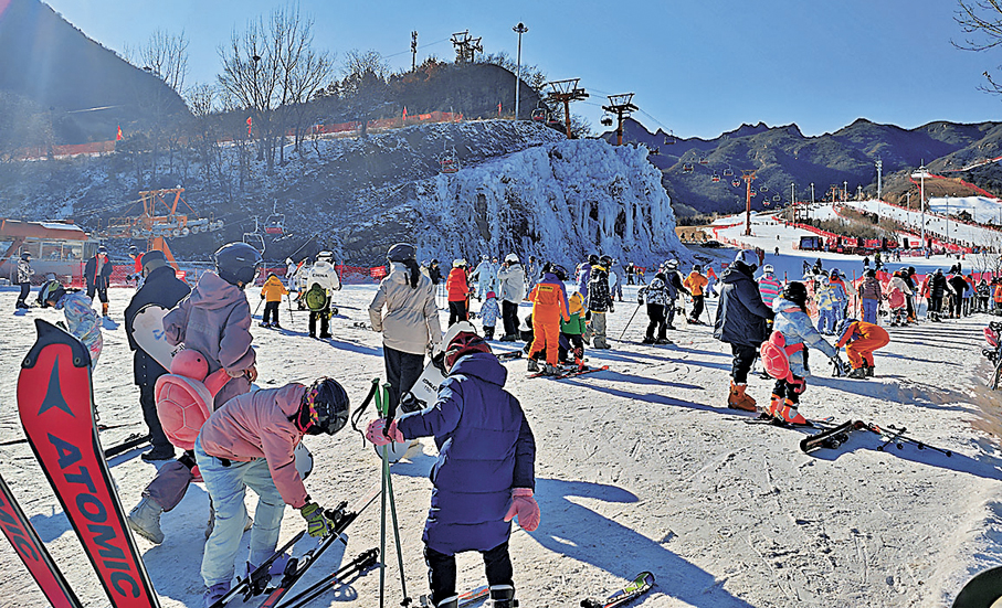 ●元旦假期，很多北京市民就近前往懷北滑雪場體驗冰雪運動。 香港文匯報記者江鑫嫻  攝