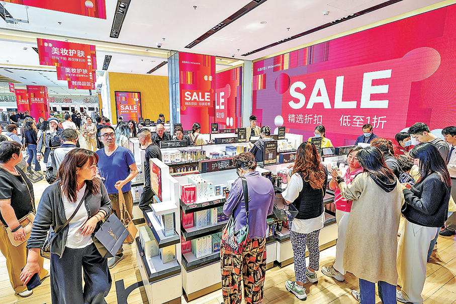 ●顧客在cdf海口國際免稅城選購商品。 中新社