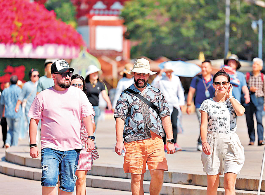 ●外國遊客遊覽三亞南山文化旅遊區。 中新社