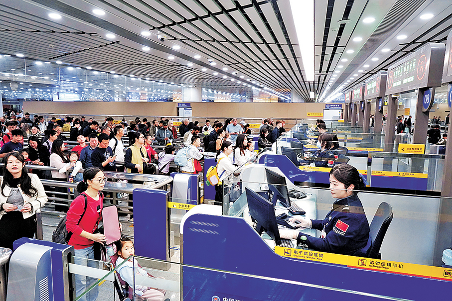 ●元旦假期，珠海邊檢總站查驗所轄口岸單日客流量創歷史新高。圖為旅客經拱北口岸出行。 香港文匯報珠海傳真