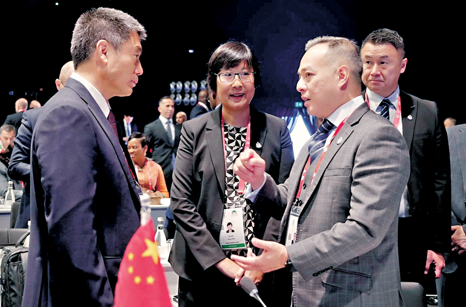 ●警務處處長周一鳴（前排右）與國家公安部副部長徐大彤（前排左）在第九十三屆國際刑警組織全體大會會場上交流。 警方圖片