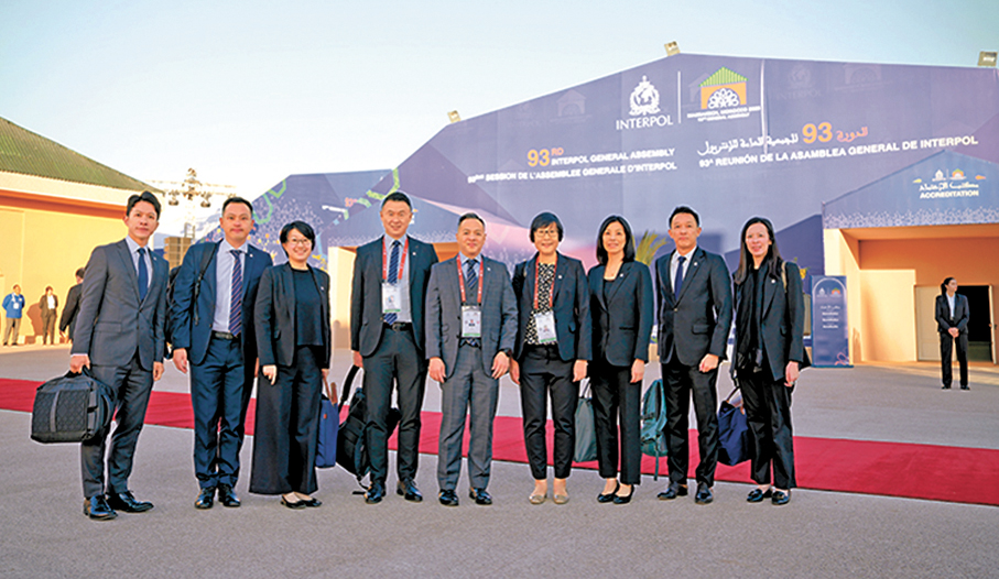 ●警務處處長周一鳴（中）去年11月率領香港代表團出席於摩洛哥舉行的第九十三屆國際刑警組織全體大會。 警方圖片