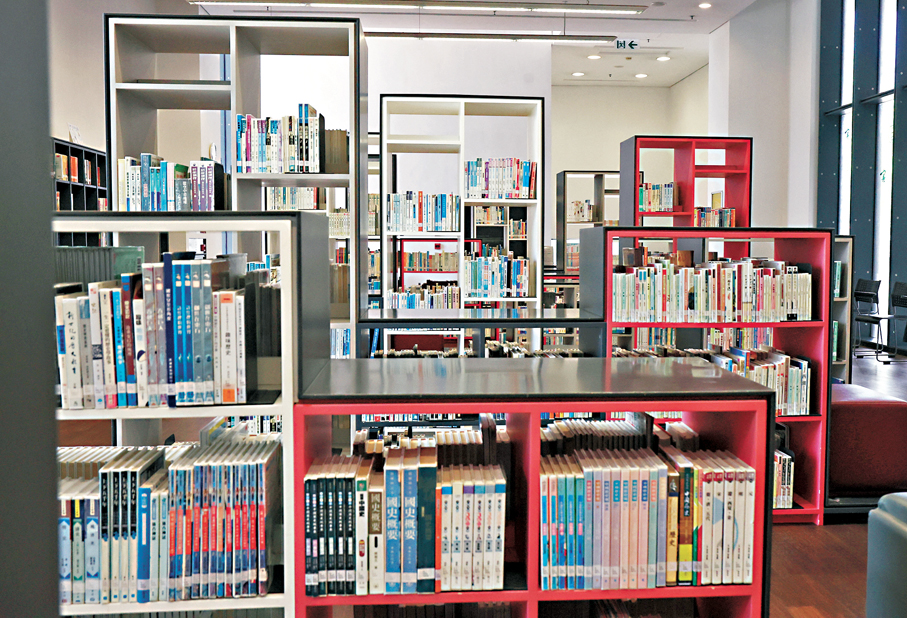 ●圖書館書架甚具時尚風格。