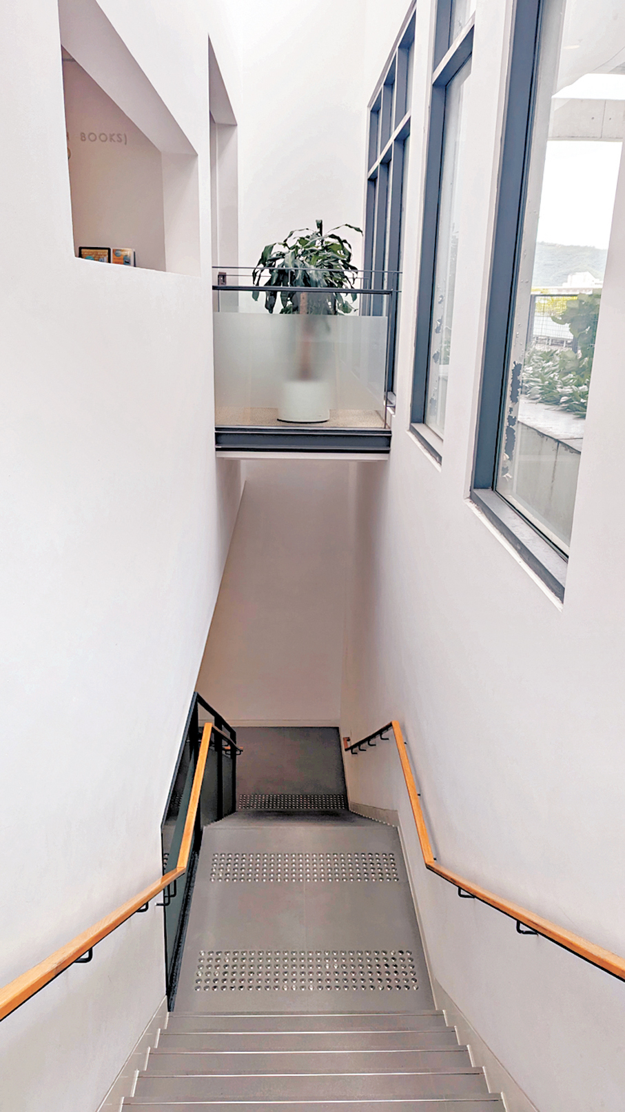 ●圖書館中空設計採用極大量自然光。